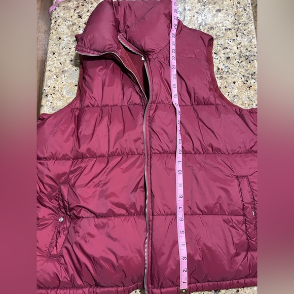 Women Old Navy Burgundy Puffer Vest XL - Picture 3 of 6